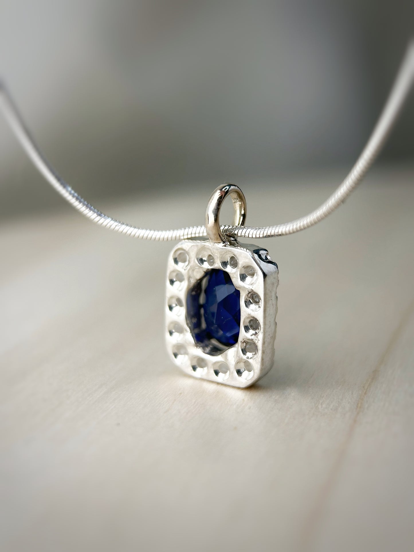 Pendentif KYANEOS